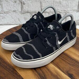 Nike SB Clutch 3074091-012 Youth Kids 5.5 Black White Canvas Skateboarding Shoes